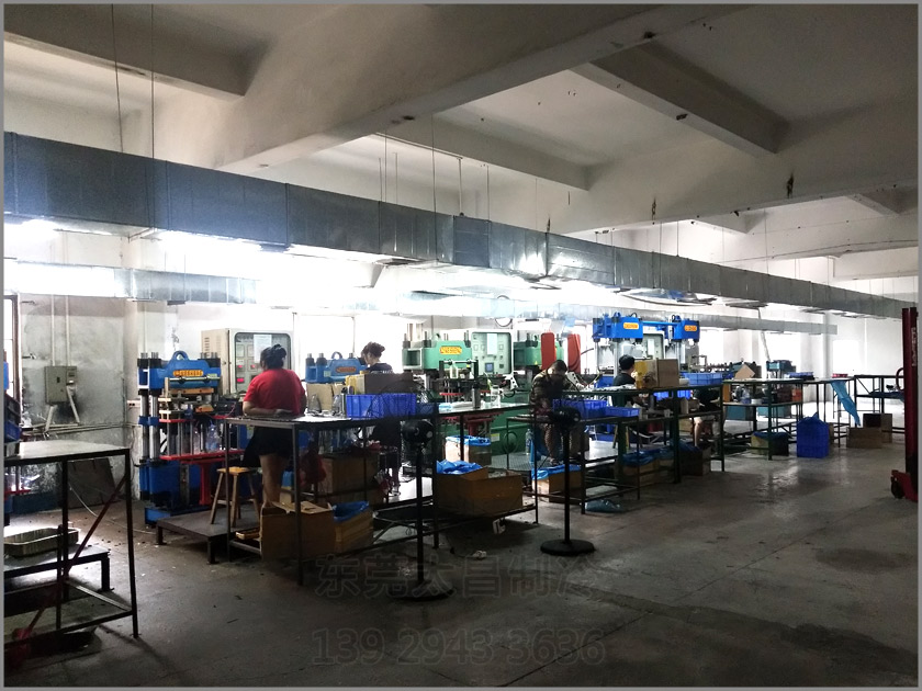 樟木頭吸盤廠車間降溫工程,環保空調,車間降溫,大型空調,廠房降溫,潤東方環保空調